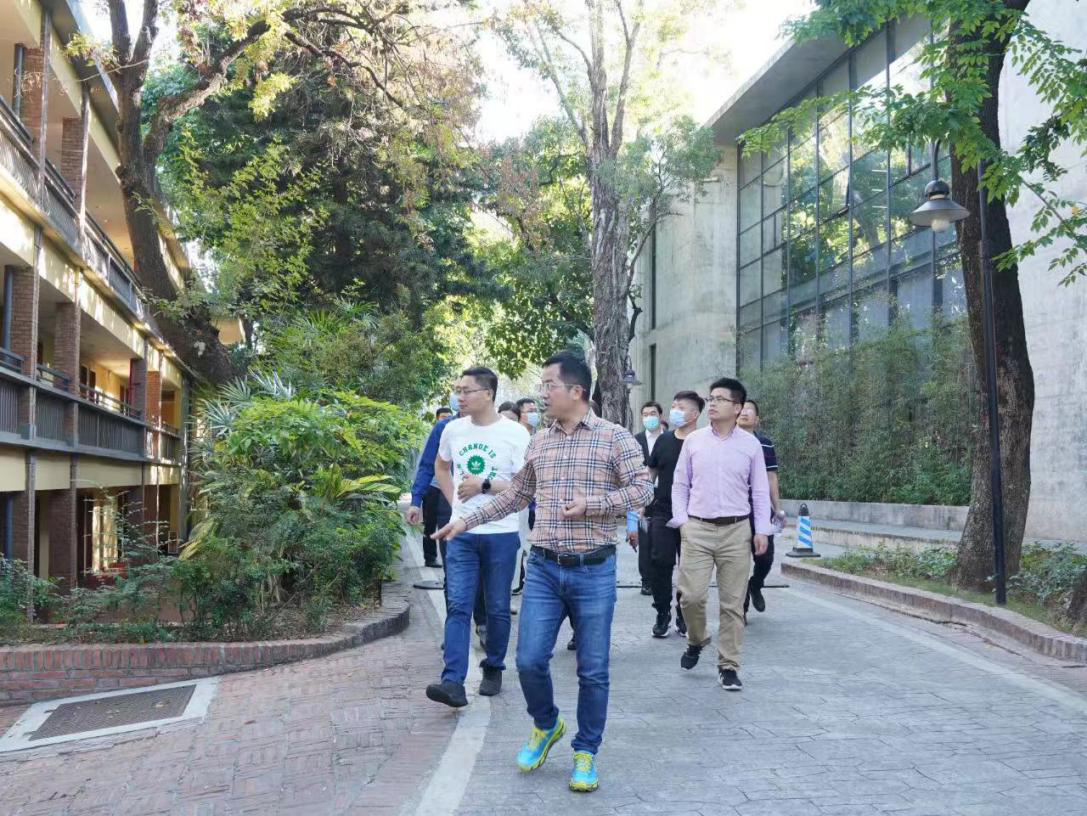 “名企游學廣東行”活動企業(yè)家一行到T.I.T創(chuàng)意園調研2 “名企游學廣東行”活動企業(yè)家一行到T.I.T創(chuàng)意園調研2